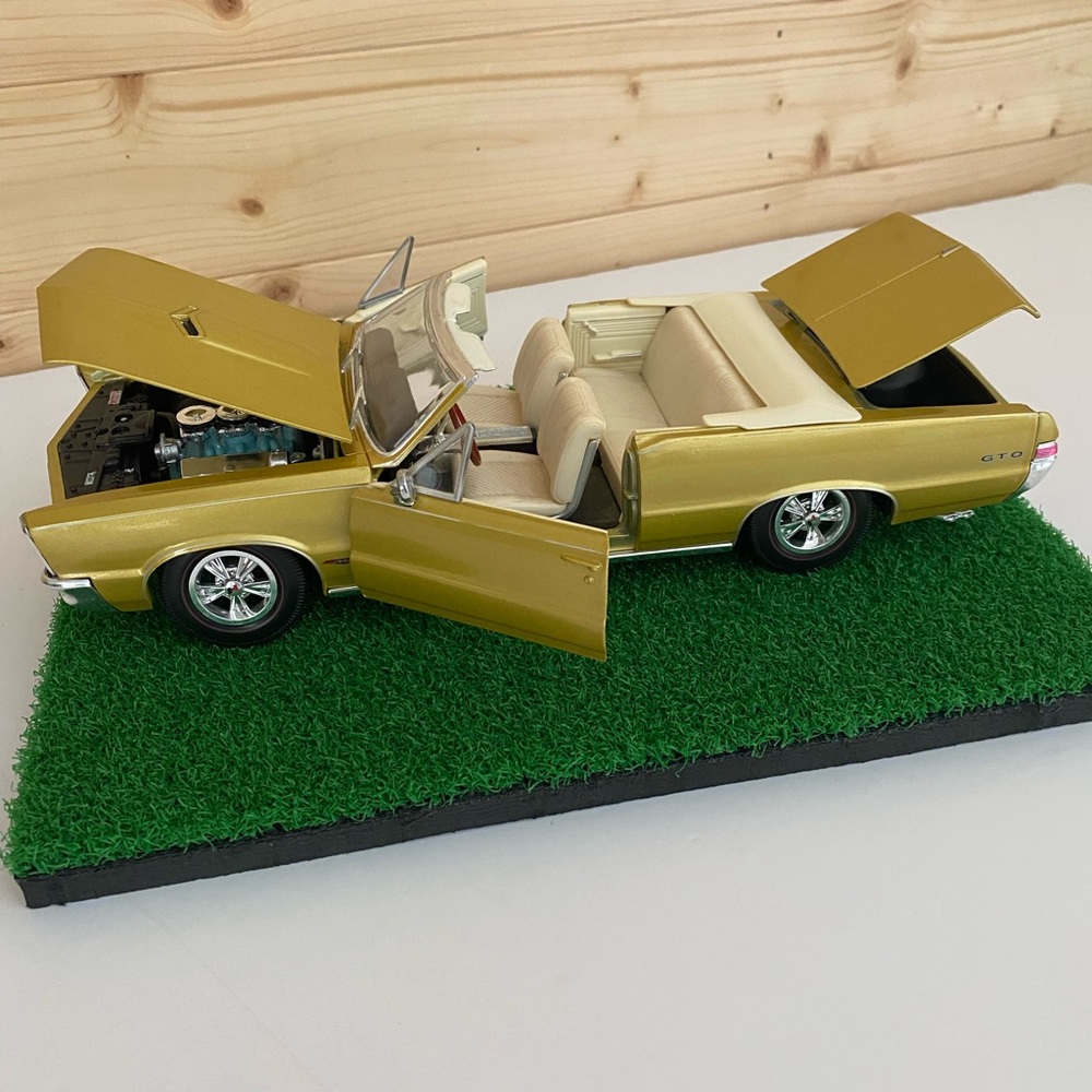 SOLD MAISTO 1965 Pontiac GTO Hurst Edition Convertible Gold 1:18 Diecast Collect - Picture 4 of 11